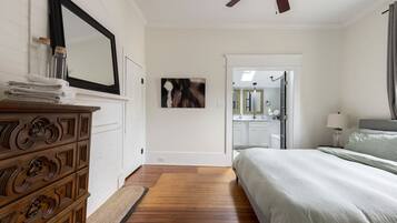 3 slaapkamers, een strijkplank/strijkijzer, wifi, beddengoed