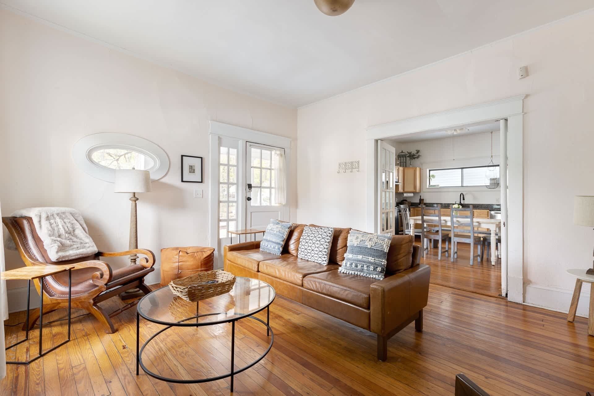 Televisie, een dvd-speler en een kantoor