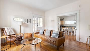 Televisie, een dvd-speler en een kantoor