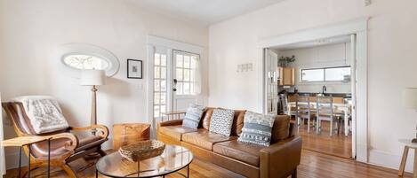 Televisie, een dvd-speler en een kantoor