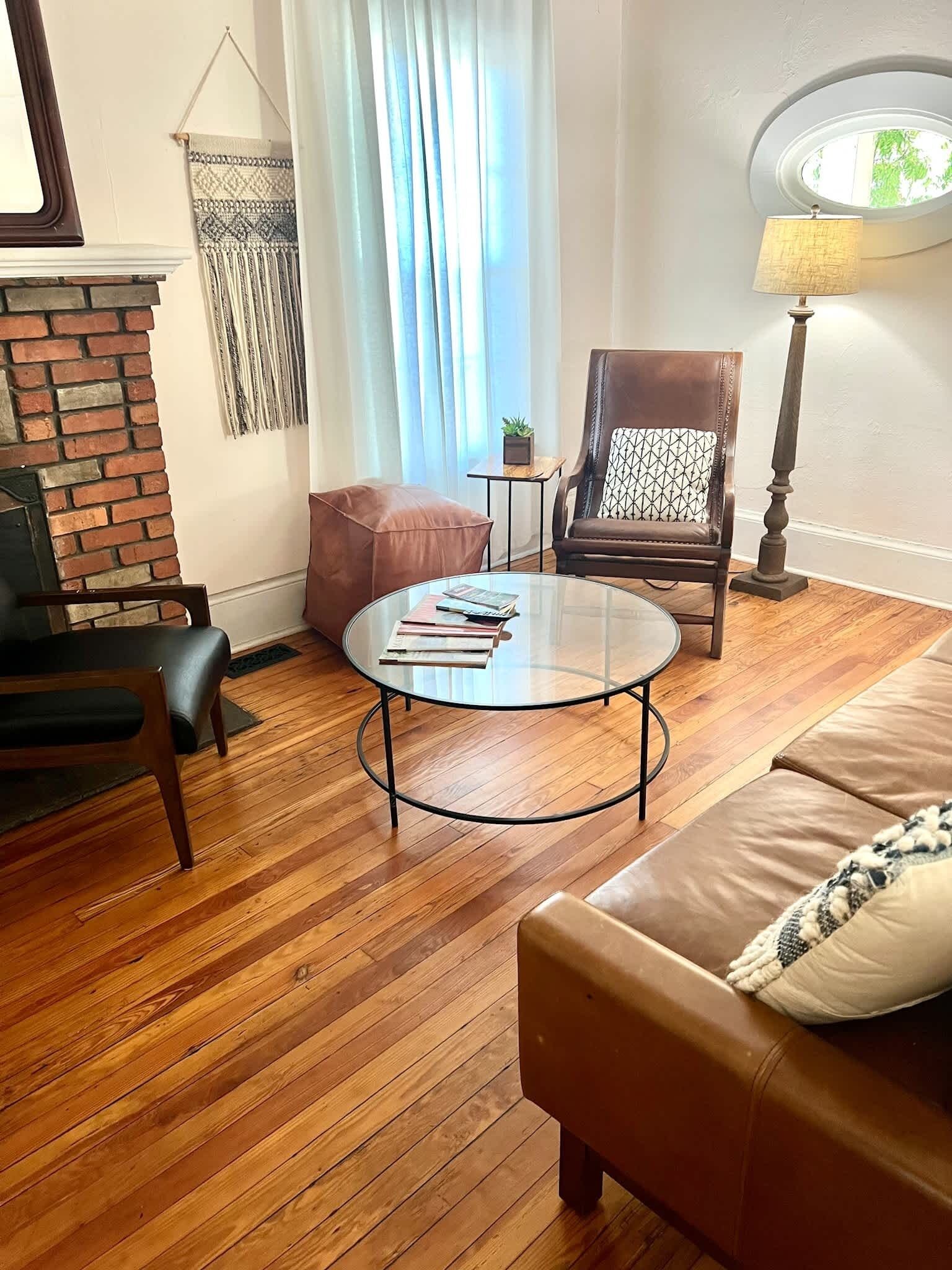 Televisie, een dvd-speler en een kantoor