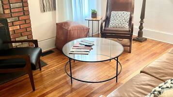 Televisie, een dvd-speler en een kantoor