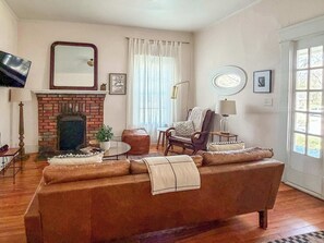 TV, DVD-spiller, stereoanlegg og kontorer