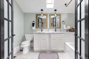 Bathtub, hair dryer, towels - Historic Craftsman, Walk to Duke (Durham)