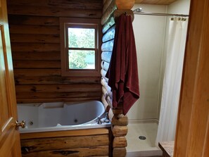 Dusche, Whirlpool, Haartrockner, Handtücher