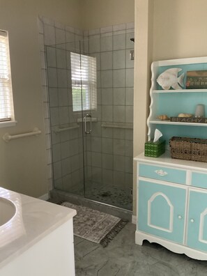 Douche, sèche-cheveux, serviettes fournies, papier toilette