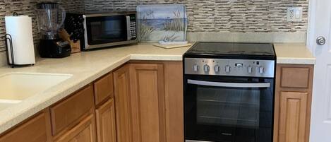 Een koelkast, een microgolfoven, een oven, een kookplaat