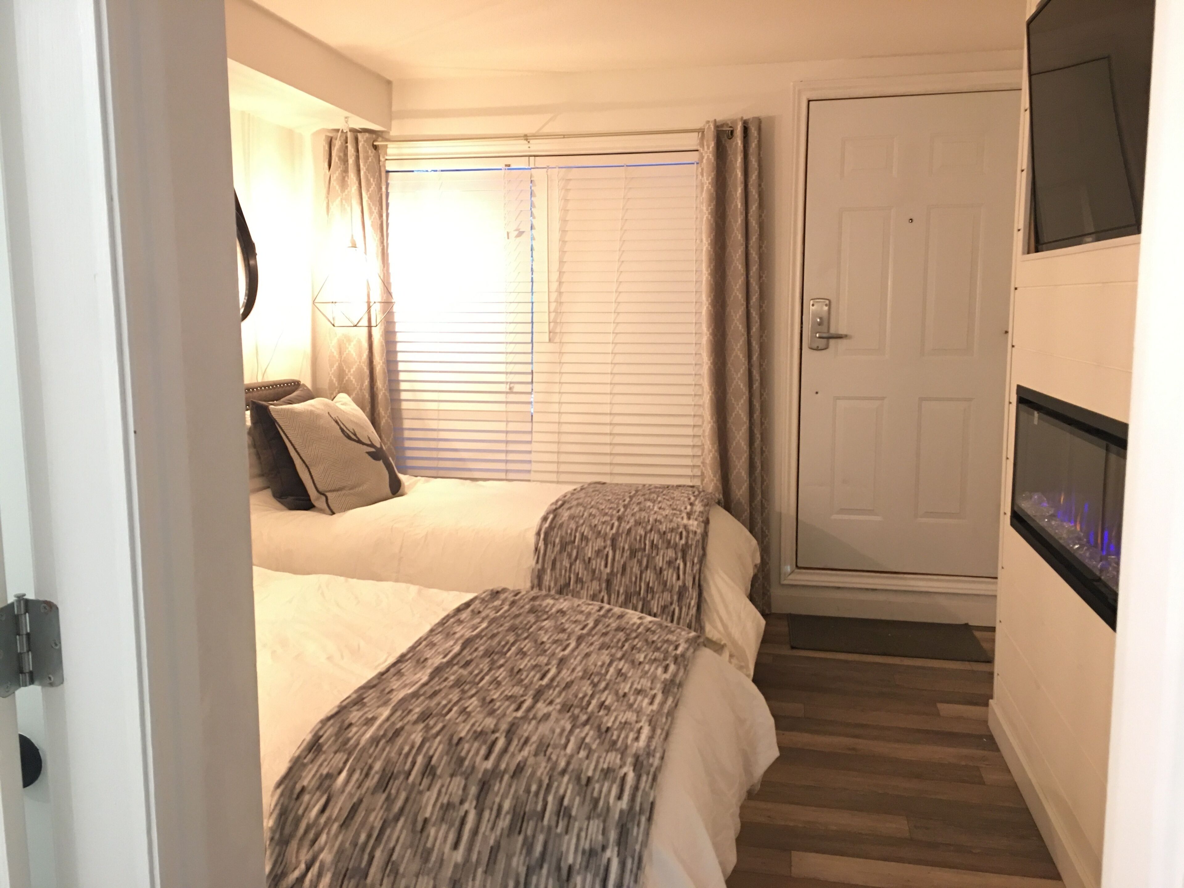 * Private Hot Tub * Pool * Updated * Walk to Everything