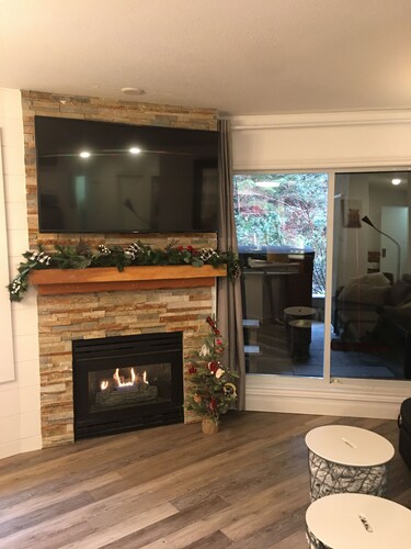 * Private Hot Tub * Pool * Updated * Walk to Everything