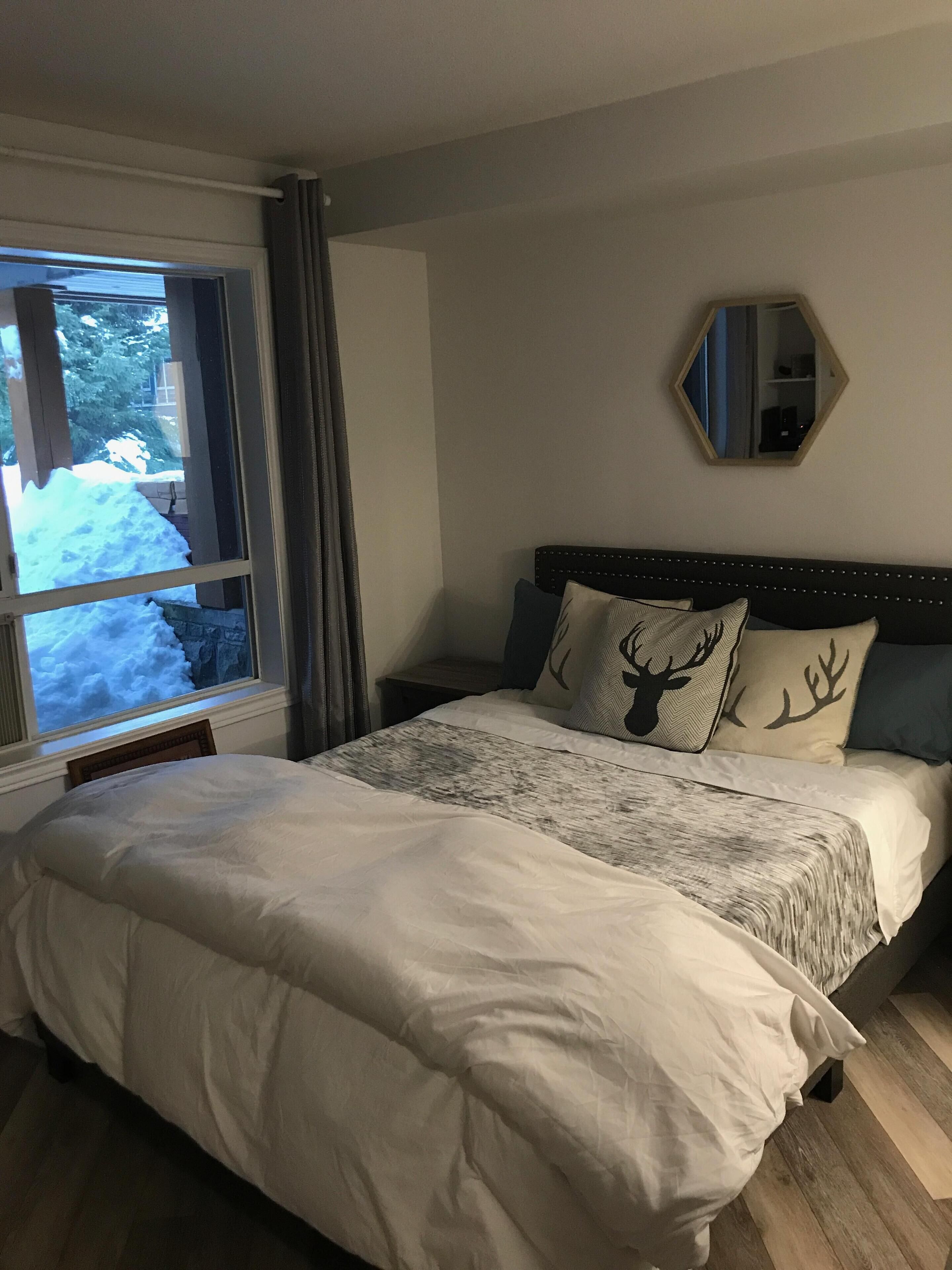 * Private Hot Tub * Pool * Updated * Walk to Everything