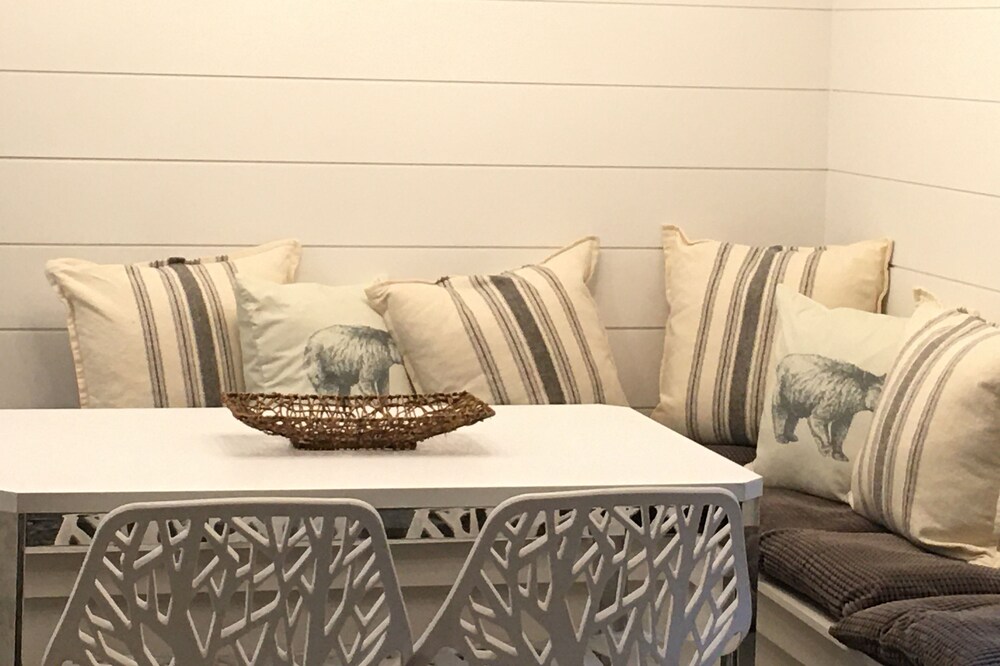 * Private Hot Tub * Pool * Updated * Walk to Everything