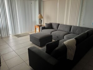 TV connectée, jeux vidéo, lecteur de DVD, livres