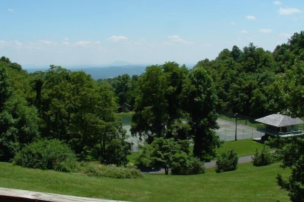 Amazing View from this Cozy Mountain Get Away on Blue Ridge Parkway