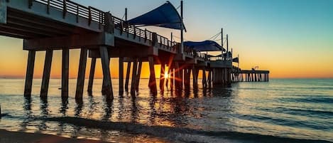 Ubicación cercana a la playa, tumbonas y toallas de playa