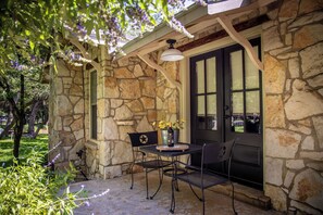 Outdoor dining - Rahe Guest Haus 30 minutes from Austin (New Braunfels)