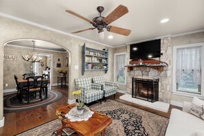 Smart TV, fireplace, DVD player - Rahe Guest Haus 30 minutes from Austin (New Braunfels)