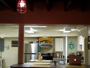 Een koelkast, een microgolfoven, een vaatwasser