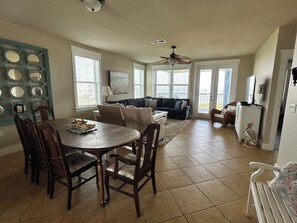 Smart TV, videogiochi, tavolo da calcetto, tavolo da ping pong