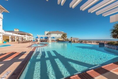 Sunset Retreat is an amazing waterfront condo on Galveston Bay in Pointe West!