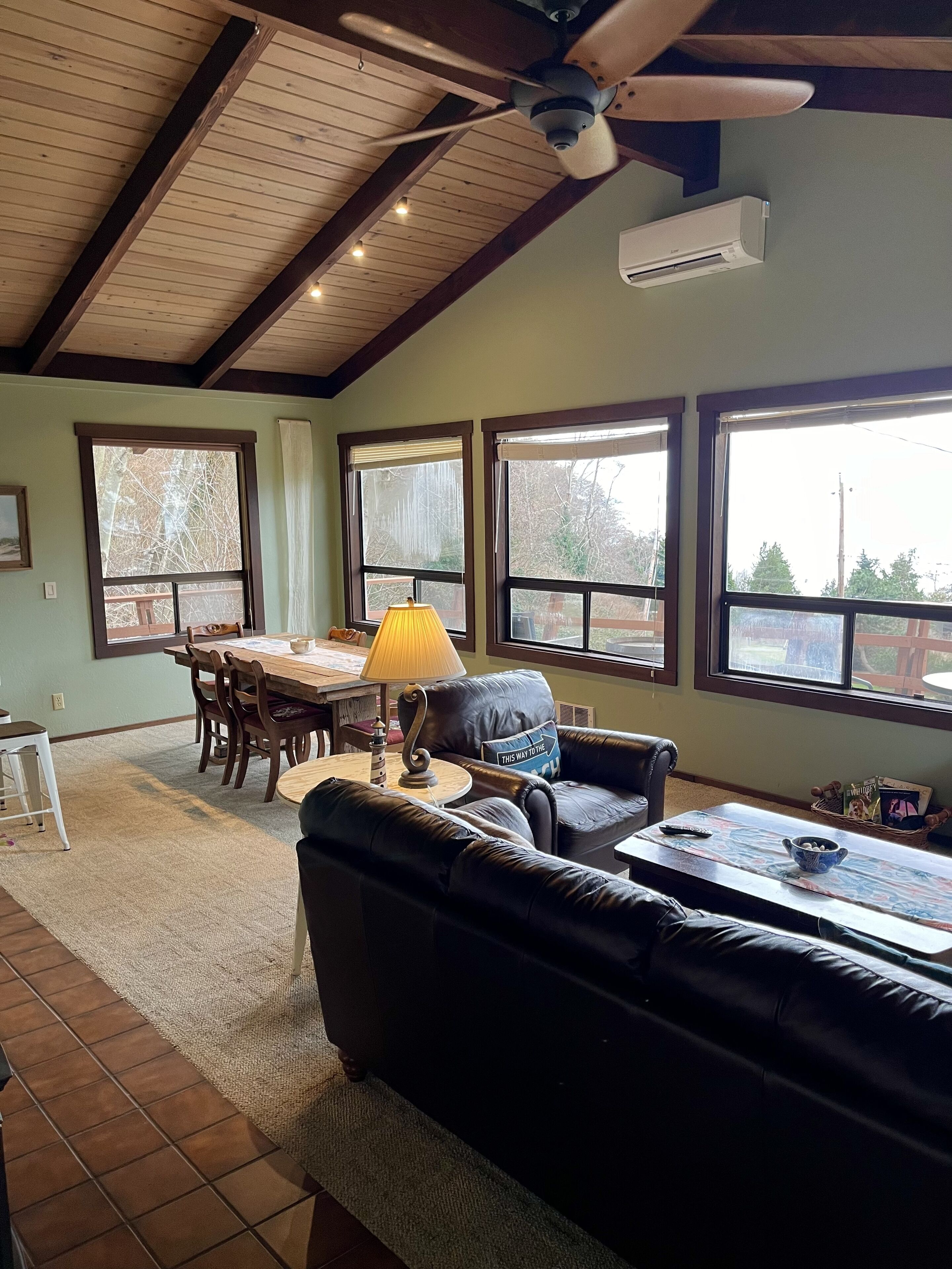 TV connectée, lecteur de DVD, livres, chaîne hi-fi