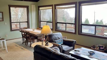 Smart TV, reproductor de DVD, libros y estéreo