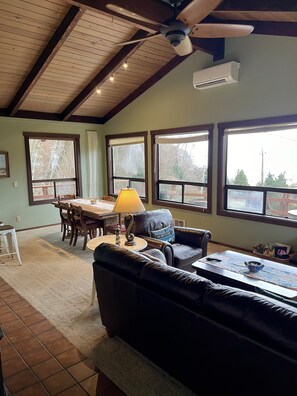 Smart TV, reproductor de DVD, libros, estéreo