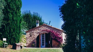 A stone building with a small porch and a chimney, surrounded by greenery. - Mondomini - Charming cottage with view on the sea (Campofilone)