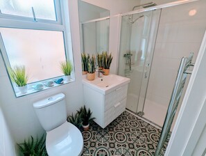 Combined shower/tub, eco-friendly toiletries, hair dryer, towels