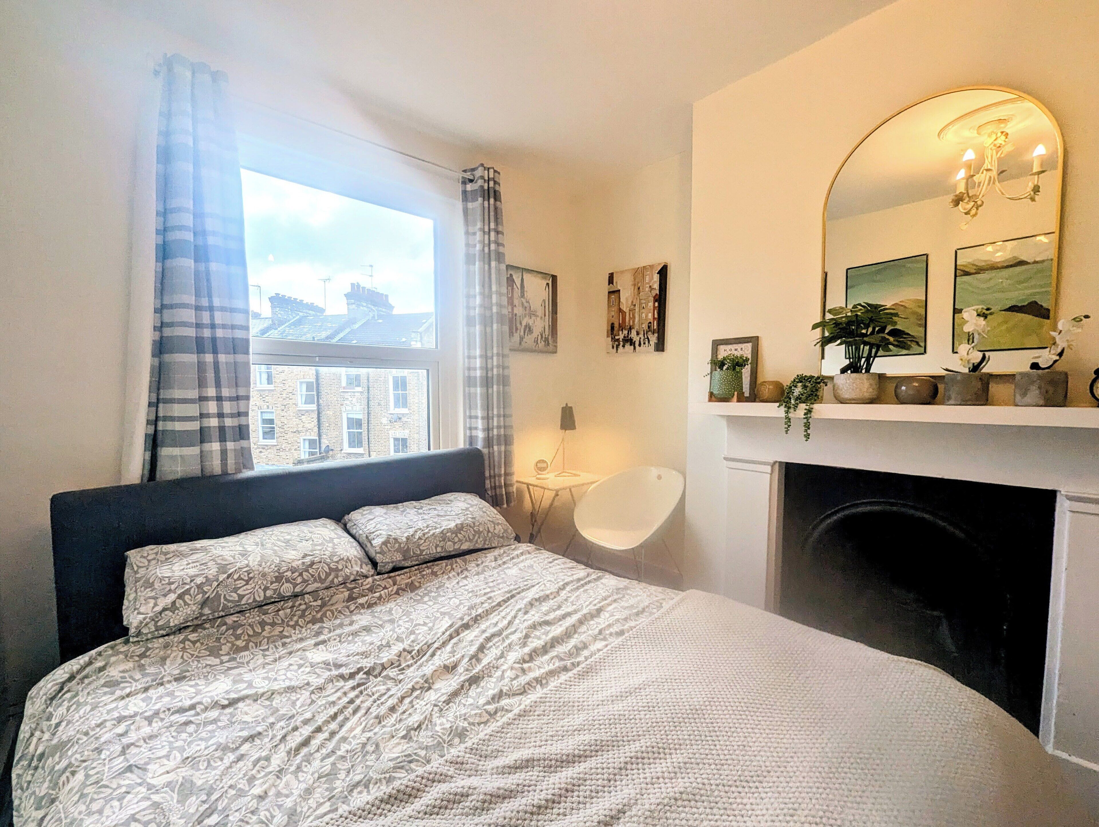 5 bedrooms, desk, iron/ironing board, WiFi (free)