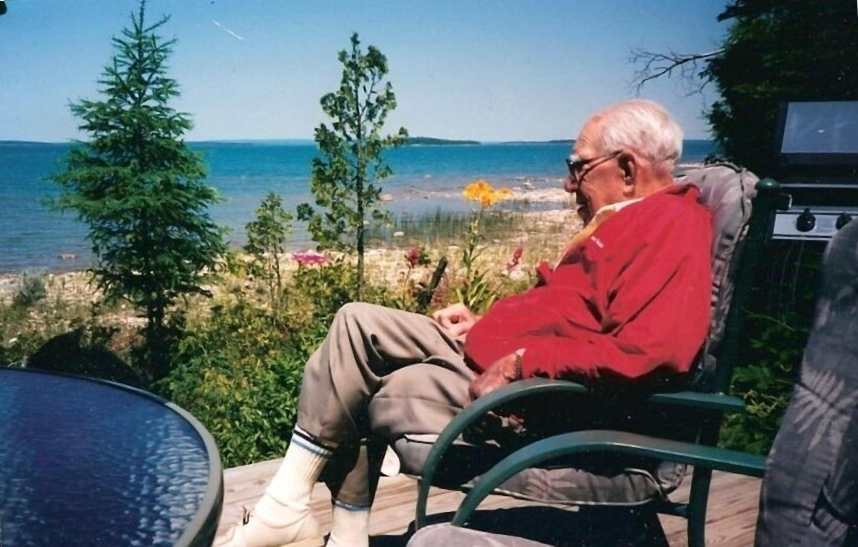 Deluxe Beachfront Log Home on Lake Huron at D.I. offers Privacy, Views, WIFI