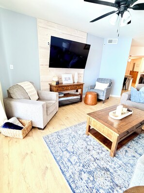 Smart TV, DVD player, books - NEWLY Renovated with HUGE Balcony overlooking Gulf, Indoor Pool, & Spa. (Orange Beach)