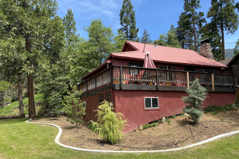 Cozy Sequoia Mountain Cabin Getaway