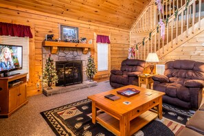Smart TV, fireplace, DVD player, table football - The Cabin at Eagle Feather - Hot Tub, Pool Table! Seasonal Pool Mountain View (Sevierville)