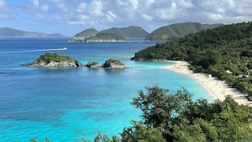 En la playa, sillas reclinables de playa, toallas de playa