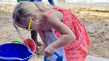 Sulla spiaggia, lettini da mare, teli da spiaggia