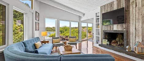 Smart TV, videogiochi, libri, impianto stereo