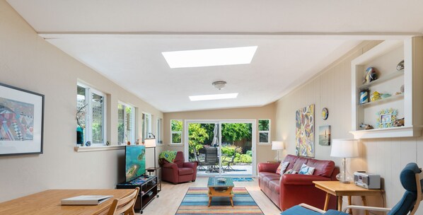 Una televisión, una chimenea