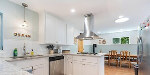 Geladeira, micro-ondas, fogão, cooktop