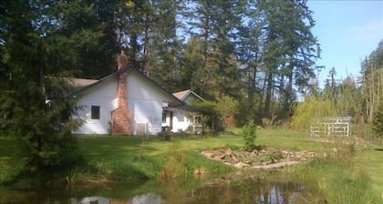 Sunny quiet self-contained patio suite near Ganges on Salt Spring Island.