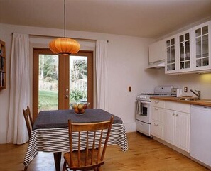 Réfrigérateur, plaque de cuisson, cafetière/bouilloire, grille-pain