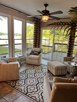 Smart TV, fireplace, DVD player, ping pong - Flat Lot, Views! Waterslide, Firepit, Kayaks, Pickleball, Pingpong, Tennis, WiFi (Moneta)