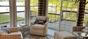Flat Lot, Views! Waterslide, Firepit, Kayaks, Pickleball, Pingpong, Tennis, WiFi