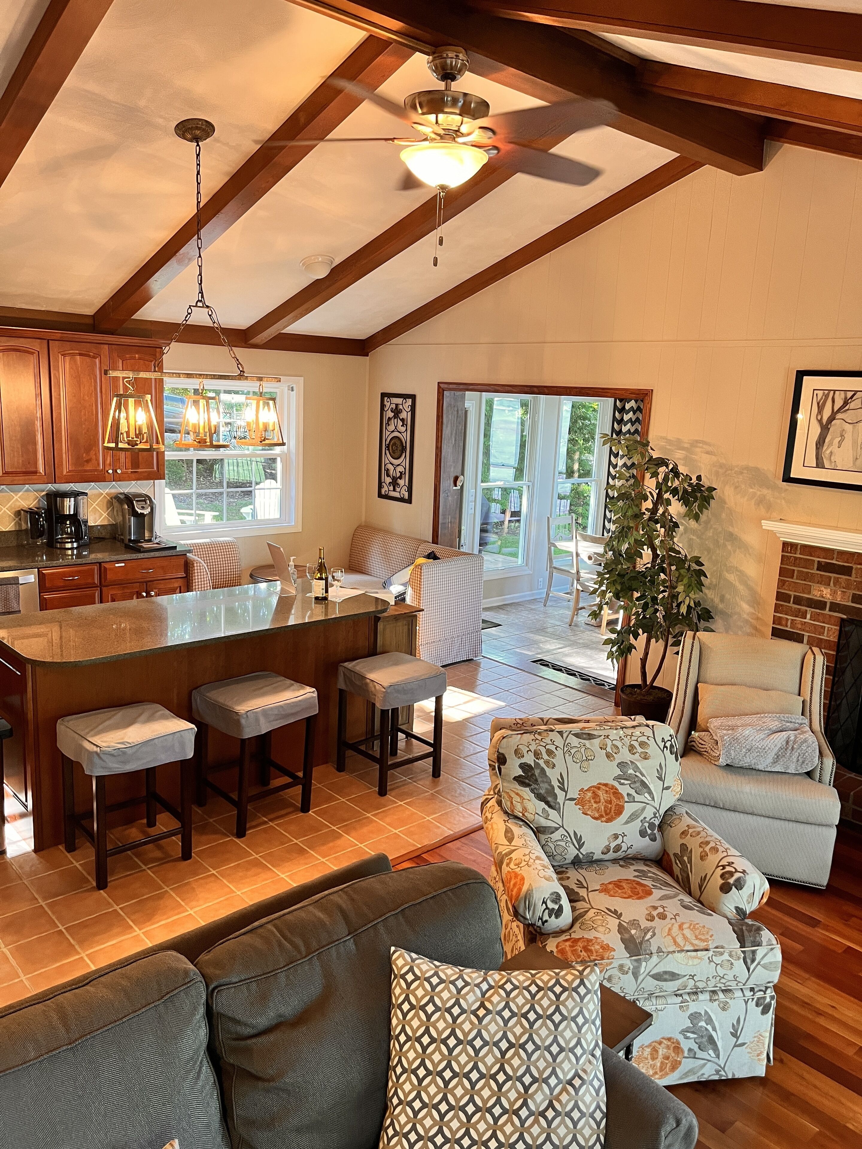 Flat Lot, Views! Waterslide, Firepit, Kayaks, paddleboard,WiFi, pingpong, tennis