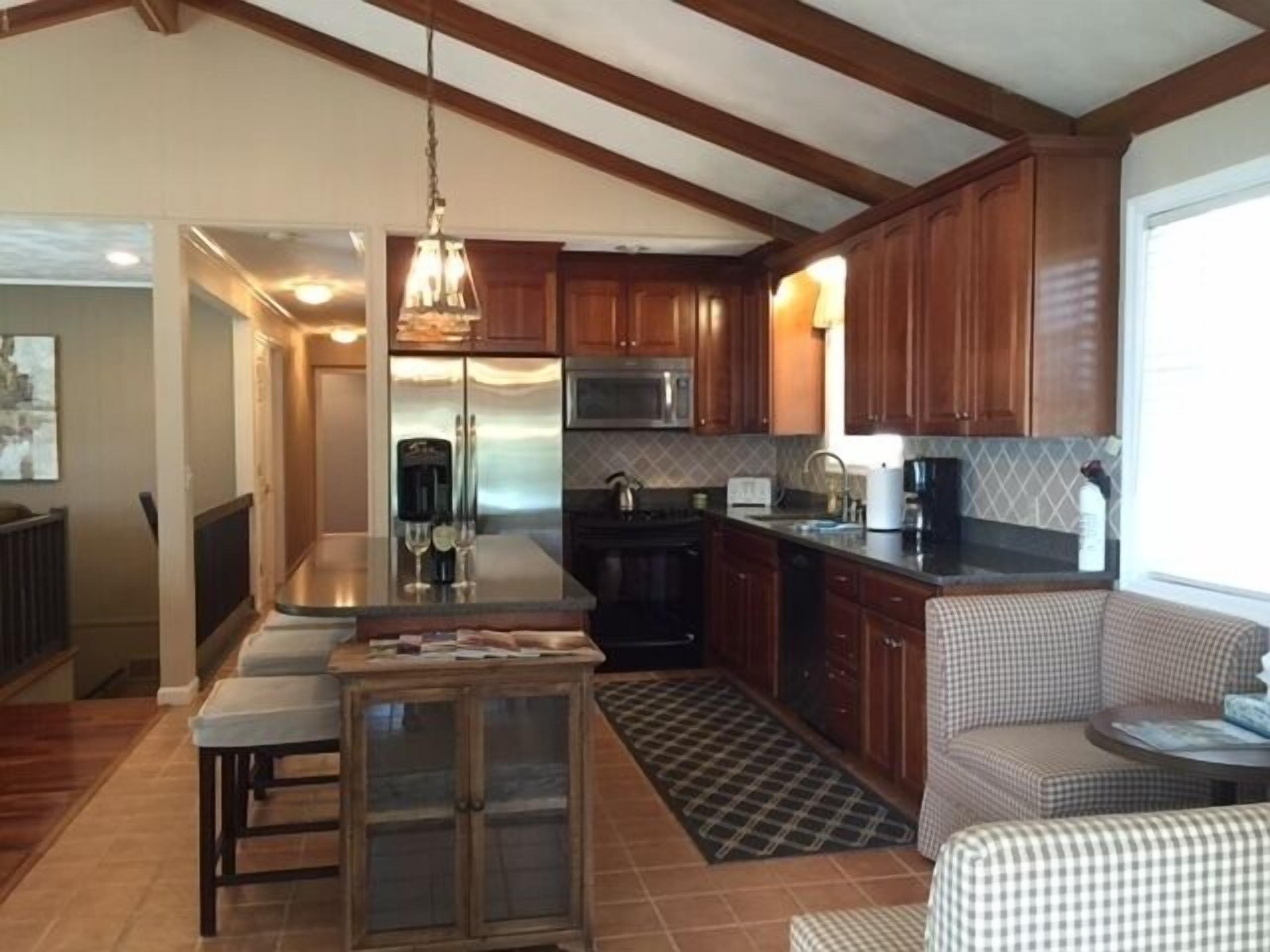 Flat Lot, Views! Waterslide, Firepit, Kayaks, paddleboard,WiFi, pingpong, tennis