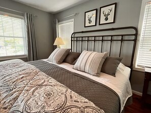 4 bedrooms, iron/ironing board, travel crib, free WiFi - Flat Lot, Views! Waterslide, Firepit, Kayaks, Pickleball, Pingpong, Tennis, WiFi (Moneta)