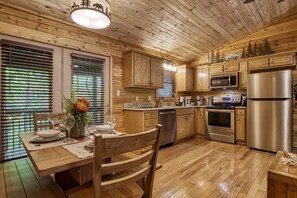 Fridge, microwave, oven, stovetop - Honeymoon/Anniversary Pigeon Forge Secluded Cabin-Mountain View-Dog Friendly (Pigeon Forge)