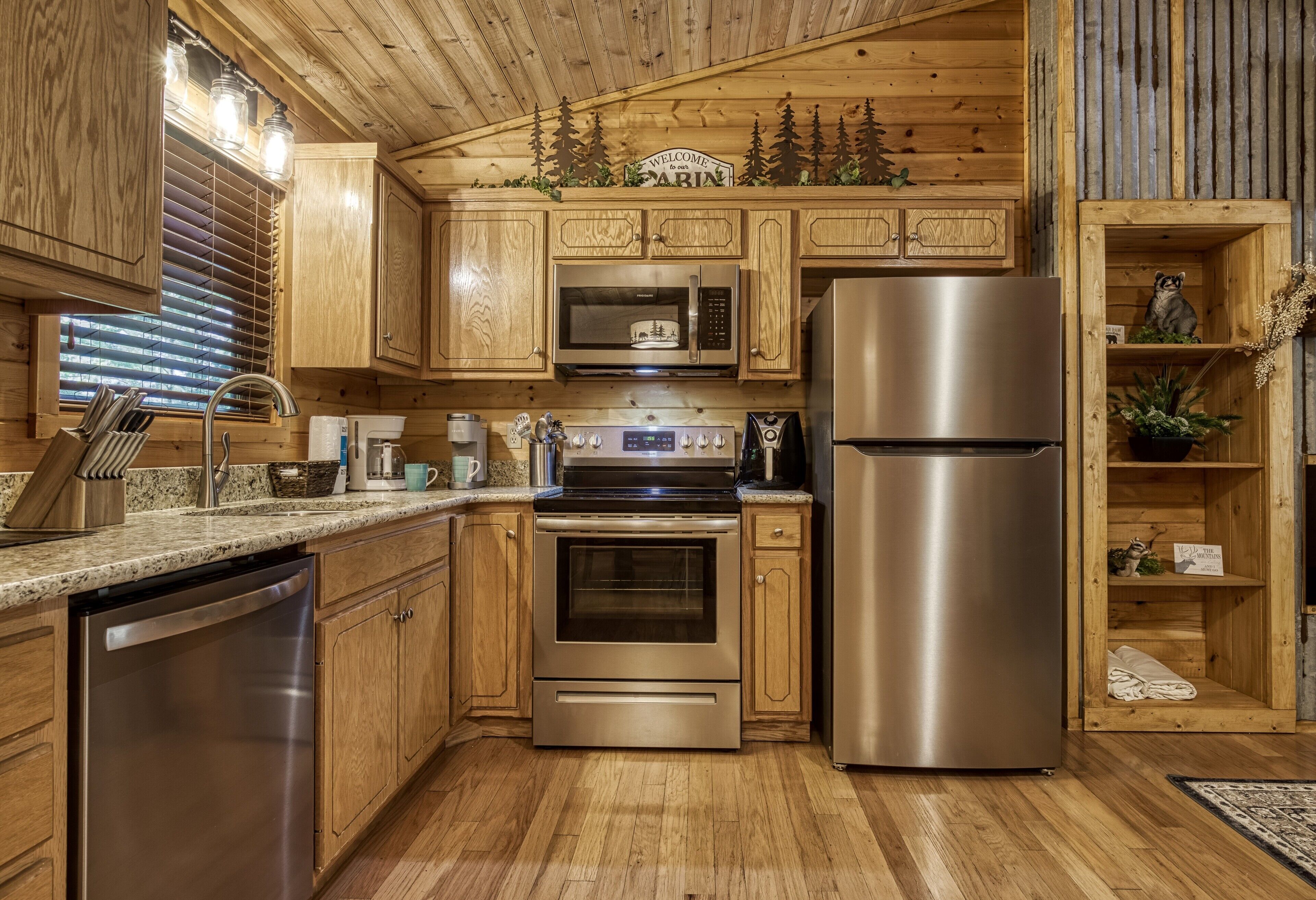 Honeymoon/Anniversary Pigeon Forge Secluded Cabin-Mountain View-Dog Friendly