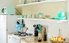 Cafetera y tetera, refrigerador, microondas y horno 