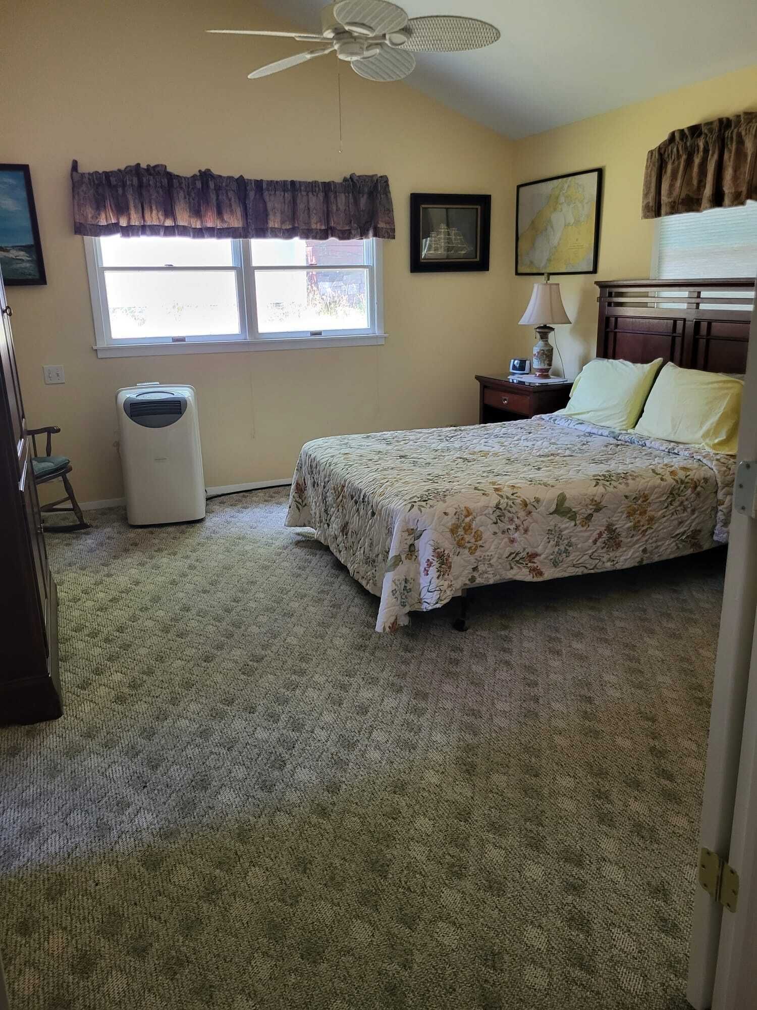 Family/pet friendly Hampton Bays home walking distance to beaches & restaurants