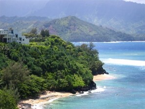 På stranden, solsenger og strandhåndklær